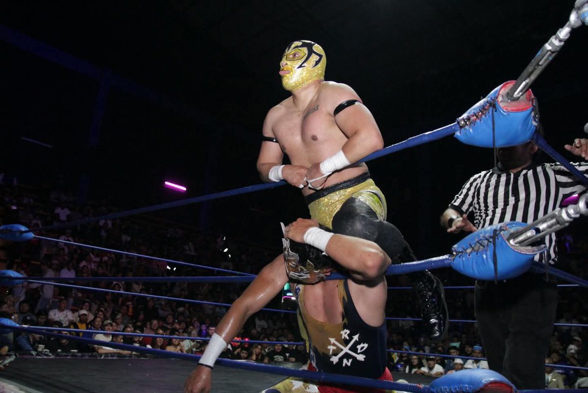 LaTijeraLucha's tweet image. Sensacional duelo por el campeonato crucero de Nezahualcóyotl, donde el público de #InvasionIndy se prendió desde el principio y luego de una intensa batalla #Profano logra retener su título ante #Majestic, quien lo reconoce y se exige una revancha 🔥
#latijeraluchalibre