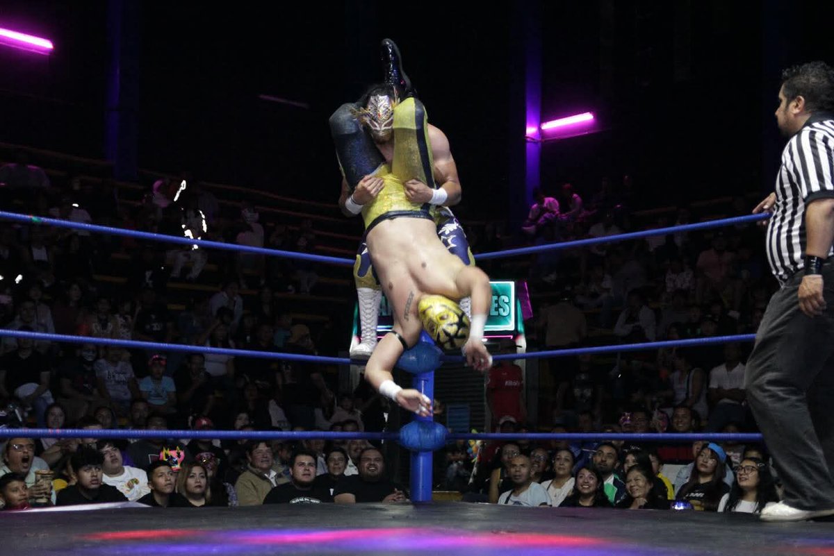 LaTijeraLucha's tweet image. Sensacional duelo por el campeonato crucero de Nezahualcóyotl, donde el público de #InvasionIndy se prendió desde el principio y luego de una intensa batalla #Profano logra retener su título ante #Majestic, quien lo reconoce y se exige una revancha 🔥
#latijeraluchalibre