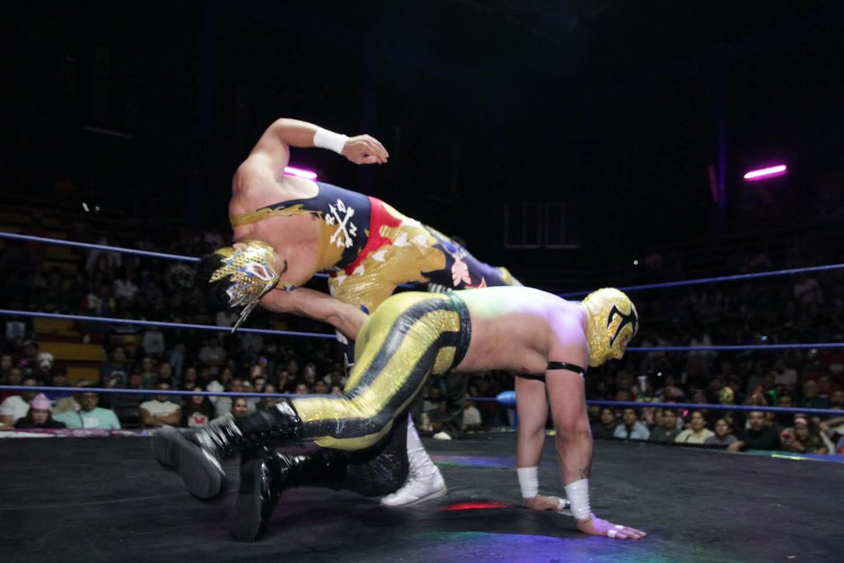 LaTijeraLucha's tweet image. Sensacional duelo por el campeonato crucero de Nezahualcóyotl, donde el público de #InvasionIndy se prendió desde el principio y luego de una intensa batalla #Profano logra retener su título ante #Majestic, quien lo reconoce y se exige una revancha 🔥
#latijeraluchalibre