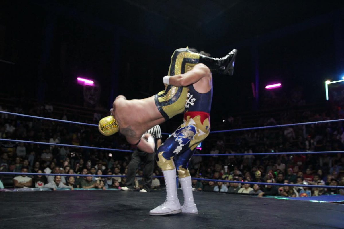 LaTijeraLucha's tweet image. Sensacional duelo por el campeonato crucero de Nezahualcóyotl, donde el público de #InvasionIndy se prendió desde el principio y luego de una intensa batalla #Profano logra retener su título ante #Majestic, quien lo reconoce y se exige una revancha 🔥
#latijeraluchalibre