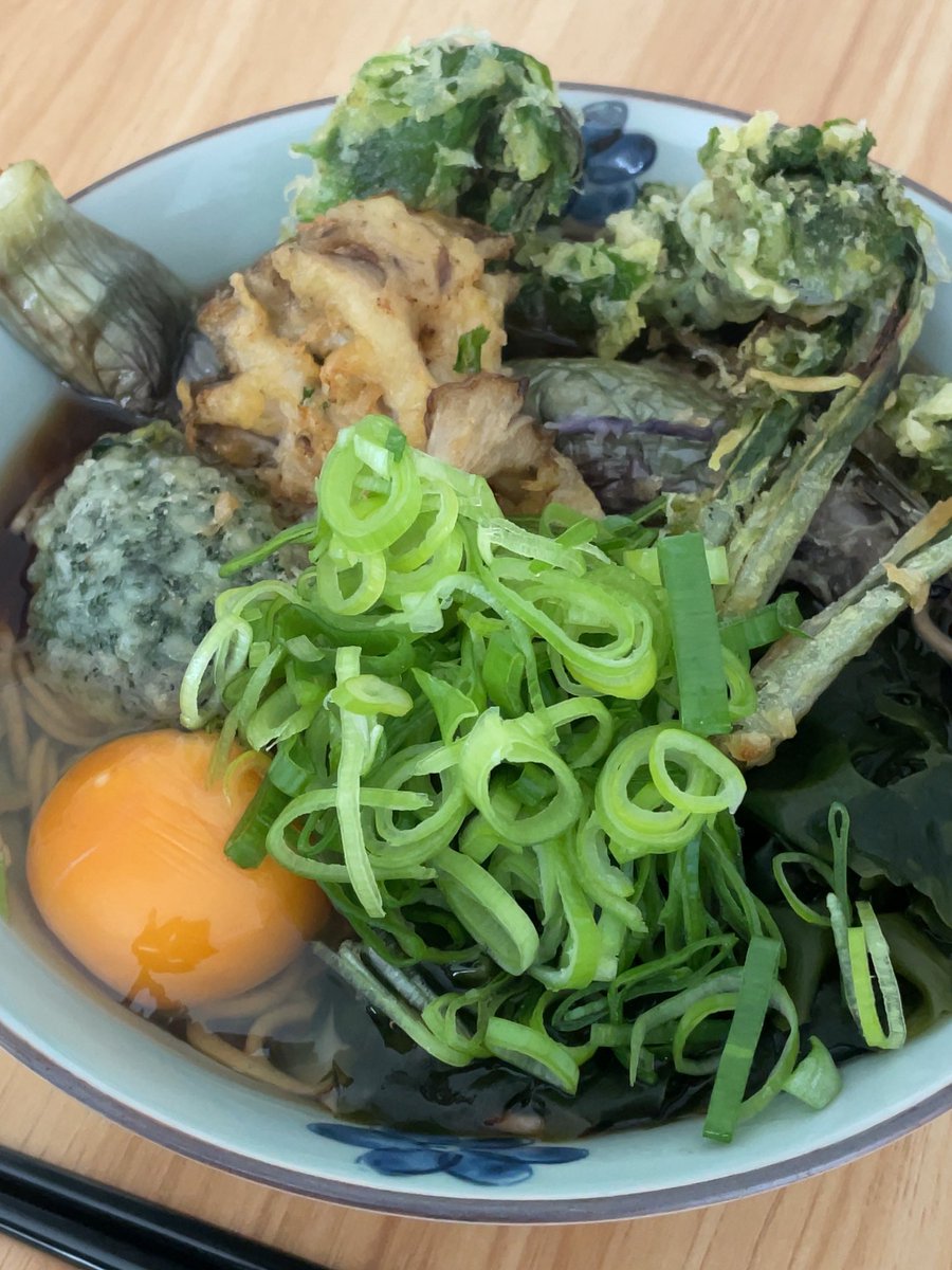 baldhead168's tweet photo. お昼の男飯😎

残ってた天ぷらで天ぷら蕎麦！
美味しかった〜🤤 https://t.co/DAzYB9Ea2T