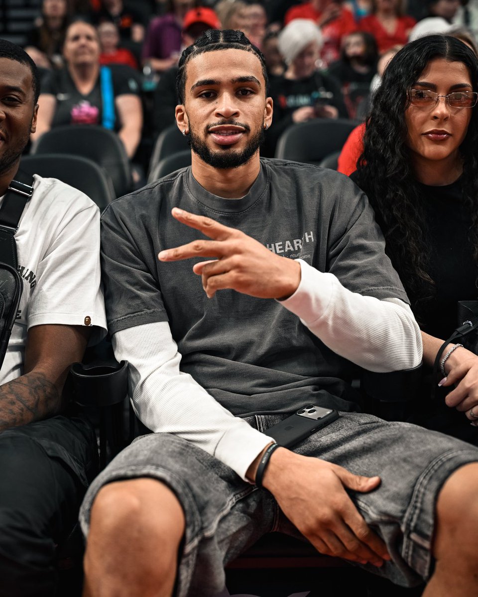 SleeperBlazers's tweet image. Members of the Portland Trail Blazers are on the building supporting the Portland Fire 🔥 🌹               #ripcity