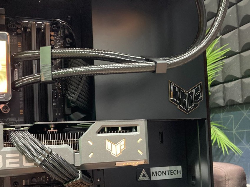 dospara_mae's tweet image. 【スタッフカスタムモデル】
「金属光沢で魅せる黒PC」をコンセプトに、金属製パーツが映える「ASUS TUF GAMING」「CPS製ファン」で統一した構成。
控えめなライン状のライティングは、黒に映える暖色系で統一。ケース内の「TUF GAMING」マグネットステッカーもポイントです。

#ドスパラスタッフ #CPS