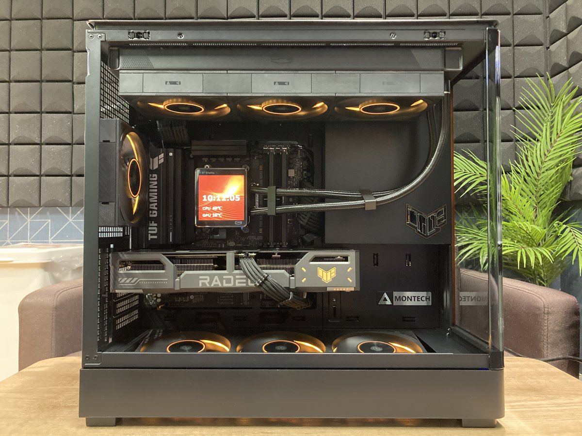 dospara_mae's tweet image. 【スタッフカスタムモデル】
「金属光沢で魅せる黒PC」をコンセプトに、金属製パーツが映える「ASUS TUF GAMING」「CPS製ファン」で統一した構成。
控えめなライン状のライティングは、黒に映える暖色系で統一。ケース内の「TUF GAMING」マグネットステッカーもポイントです。

#ドスパラスタッフ #CPS
