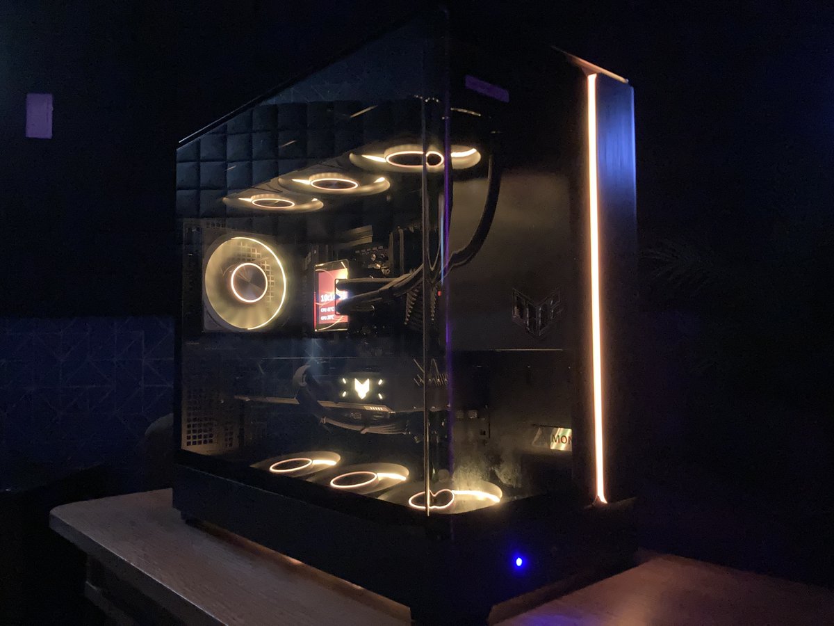dospara_mae's tweet image. 【スタッフカスタムモデル】
「金属光沢で魅せる黒PC」をコンセプトに、金属製パーツが映える「ASUS TUF GAMING」「CPS製ファン」で統一した構成。
控えめなライン状のライティングは、黒に映える暖色系で統一。ケース内の「TUF GAMING」マグネットステッカーもポイントです。

#ドスパラスタッフ #CPS