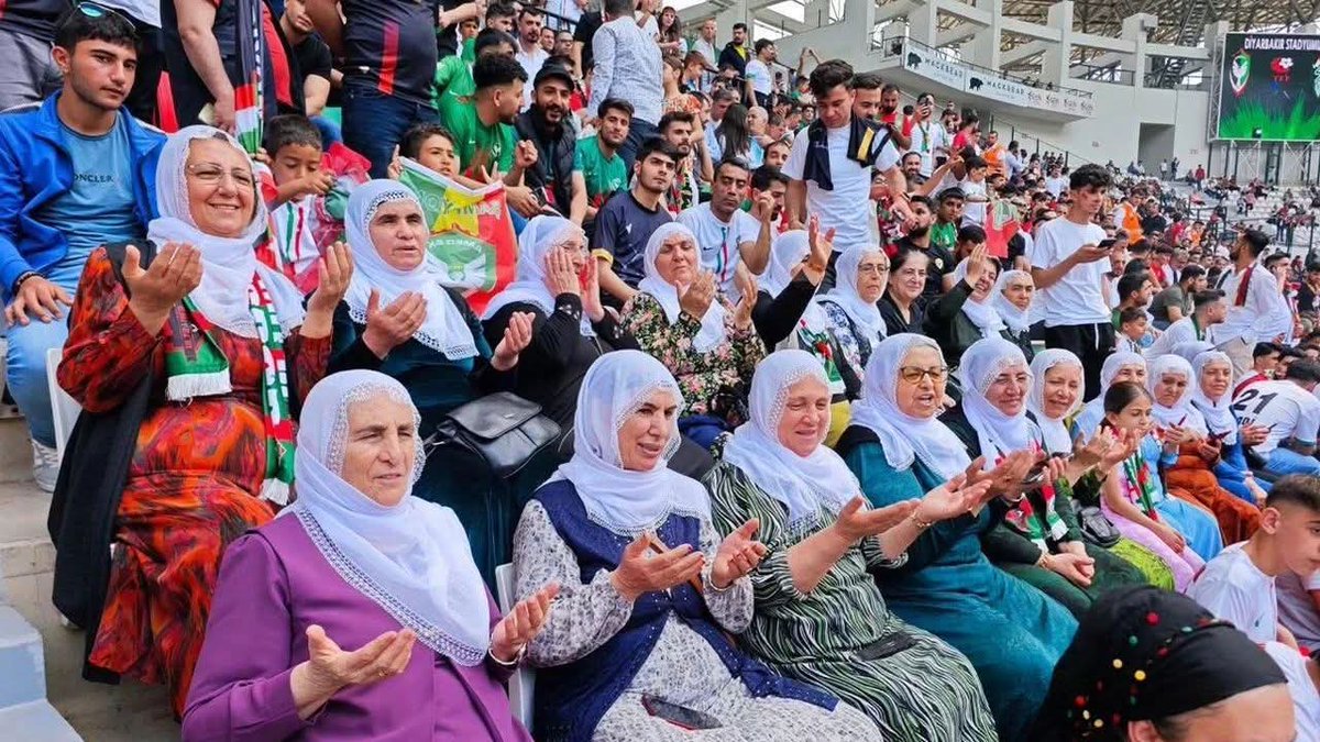 Barışın dostluğun sesi 
AmedSpor

Amed Spor; bir futbol kulübü olmanın ötesinde bir simgedir. Amed Spor tatlı bir Kürd kimliğidir. Siyaset her zaman bir ülkenin kangren olmuş sorunlarını çözemeyebilir. Yetersiz kalabilir. Spor, sanat ve kültür bazen sorunların çözümünde