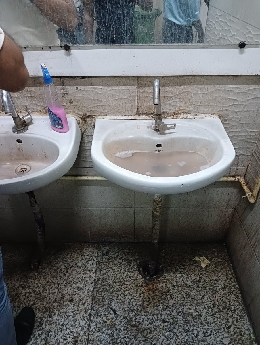 kalar_vikas's tweet image. ₹20/घंटा चार्ज लेने के बावजूद रेलवे वेटिंग रूम की हालत बेहद खराब है। गंदगी, गंदा पानी और बुनियादी सुविधाओं का अभाव यात्रियों से पैसा तो लिया जा रहा है, लेकिन सुविधा नाम की चीज़ नहीं। कृपया तुरंत सुधार किया जाए।  #IndianRailways #NZM @RailwaySeva @RailMinIndia