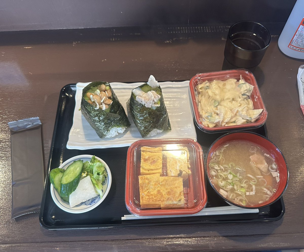 2_zs8's tweet photo. おむすびomusubi
三光米飯

（GW限定）納豆むすび。
ネギ塩豚焼き肉。
本日の1品 マカロニサラダ。
だし巻き卵。
おにぎり2つ以上頼みましたらお新香食べ放題 みそ汁が付きます。 https://t.co/Kx0M19Vrii