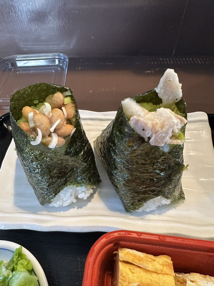 2_zs8's tweet photo. おむすびomusubi
三光米飯

（GW限定）納豆むすび。
ネギ塩豚焼き肉。
本日の1品 マカロニサラダ。
だし巻き卵。
おにぎり2つ以上頼みましたらお新香食べ放題 みそ汁が付きます。 https://t.co/Kx0M19Vrii