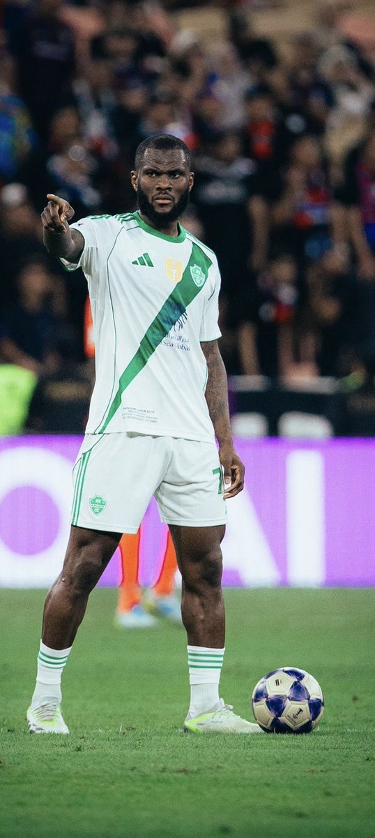 ibra08g's tweet photo. واحد من اعظم عشرة لاعبين في تاريخ الاهلي

 #فرانك_كيسيه
 #صباحات_الاهلي https://t.co/OxR77Ou8BS