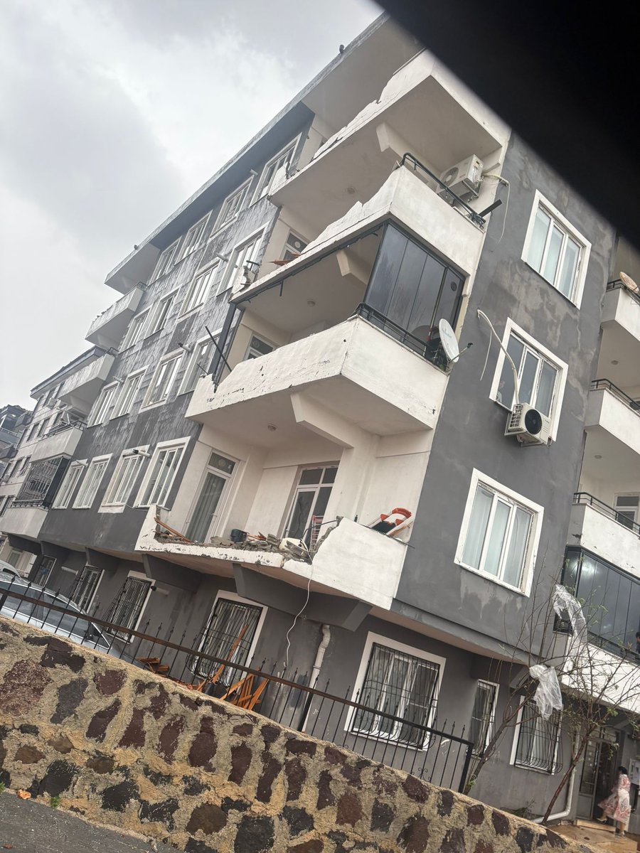 Hurgencshtkamil's tweet photo. Dün akşam saatlerinde etkili olan şiddetli yağmur, dolu ve rüzgâr nedeniyle mağduriyet yaşayan tüm hemşehrilerimize geçmiş olsun dileklerimizi iletiyoruz.

Şehitkamil Hür Gençlik olarak zarar gören vatandaşlarımıza sabır ve kolaylık diliyoruz.

#GeçmişOlsun #Gaziantep https://t.co/vzT7G3r9uw