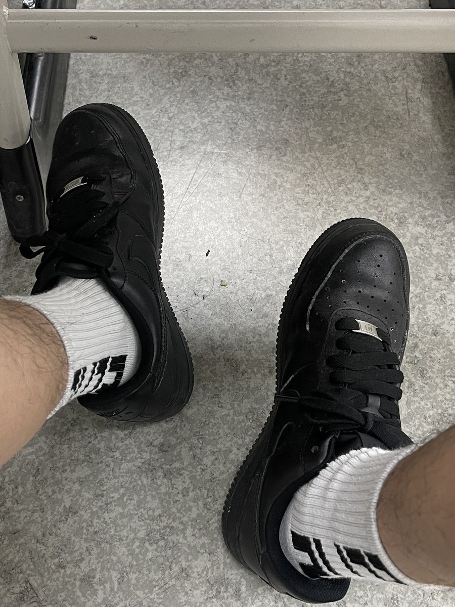 SPaPaPatrick's tweet photo. 捂死了，起晚了没换袜子 https://t.co/ruYXpH5uLl