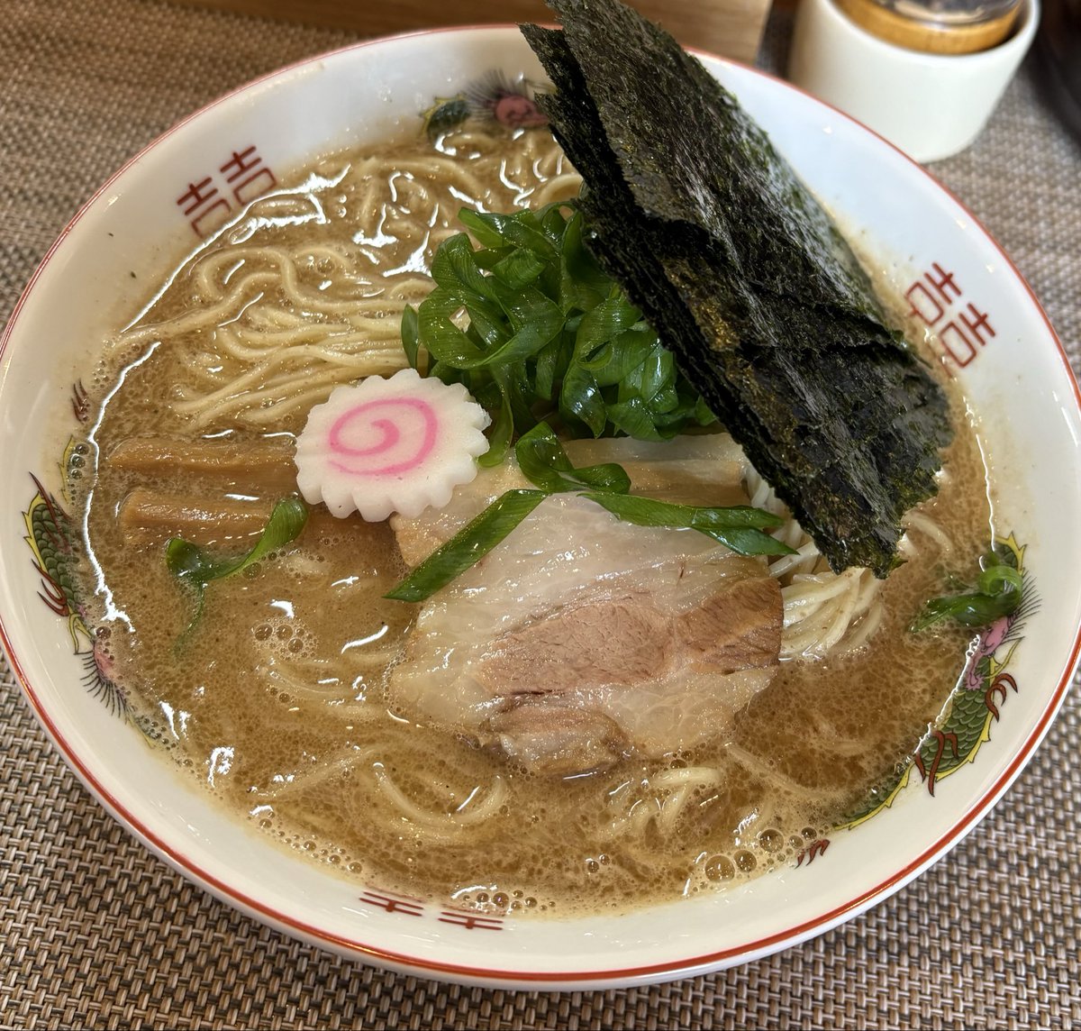 ～麺  ゆるり～
『魚介をしっかり効かせた中華そば』
今日も風が強いです🍃店主様不在の限定を頂いてまいりました✋魚介たっぷり感じるトロミあるスープに細麺が絡んで、とても美味しかったです🍜三人でのオペレーションも問題無しの心配ご無用ですね！店主様の完全復活を思いながらご馳走様でした〜🙇‍♂️