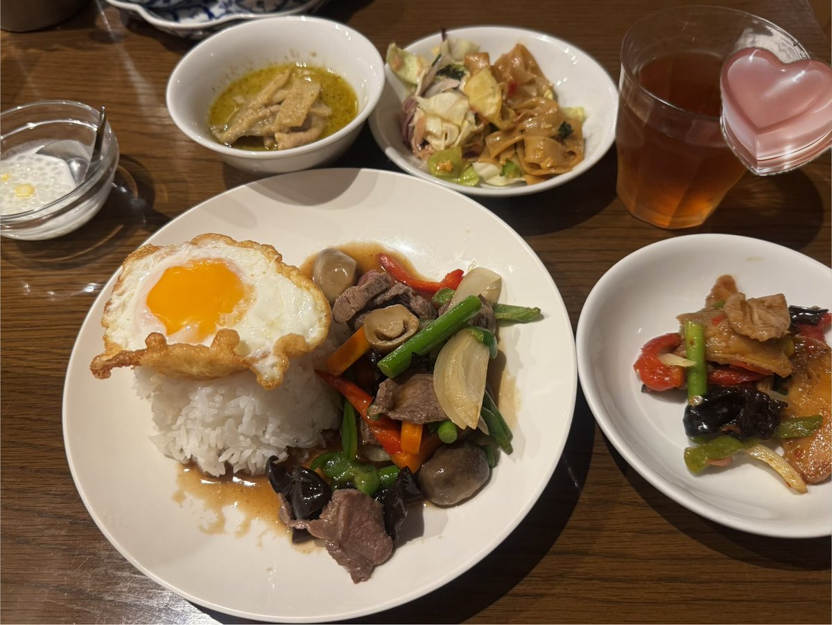 さっきラーメンたべたばっかなのに美容室終わってタイビュッフェにかけこんだら、隣の席が自分の体重を披露するタイプの若いおなごのダイエット仲間みたいで、ビュッフェせずにメインだけ食べてた…泣きながら隣でおかわりした…
