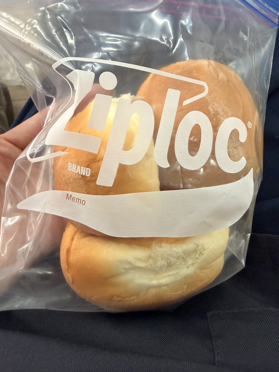 naopon_10_'s tweet photo. コストコのディナーロールをカビさせてしまって一個も食べれなかった話を会社でしたら、リーダーがディナーロール３つくれた😊 https://t.co/zfY2YZeqMo