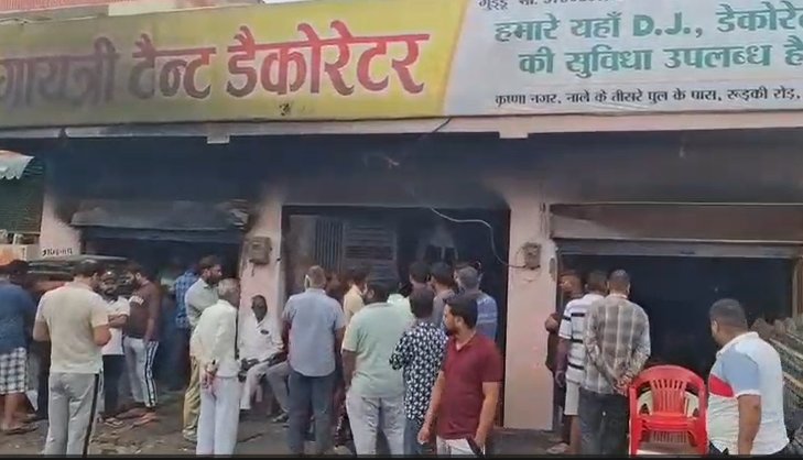 ATGNEWSLIVE's tweet image. मेरठ: घर में लगी भीषण आग में पिता-बेटी की मौत 8 साल की मासूम बेटी और 35 वर्षीय पिता ने तोड़ा दम हादसे के वक्त घर में मौजूद थे 12 लोग, घर में खड़े वाहन और सामान भी जलकर राख @Uppolice
पल्लवपुरम थाना क्षेत्र के डोरली की घटना

#Meerut #BreakingNews @meerutpolice