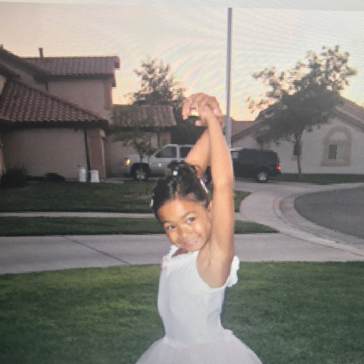 alejaspilled's tweet photo. me &amp; liv are like this 🤞🏽 https://t.co/MSdpLu4W4I