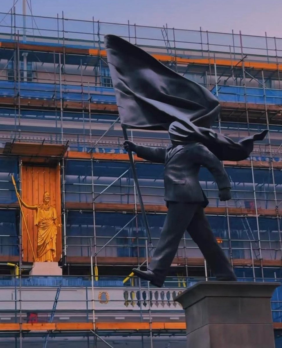 En esta obra de  Banksy en el centro de Londres, el artista coloca a un hombre cegado por una bandera que le tapa los ojos. No ve que avanza hacia el vacío. 
Banksy ha captado la esencia de la ultraderecha en el mundo, y en Chile. 

vm.tiktok.com/ZNRgwG2oF/