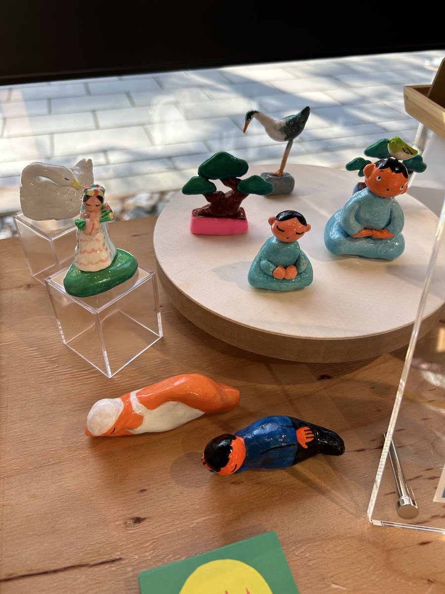ruriusuda's tweet photo. アートマーケット『アトマト』in鎌倉
4日目オープンしています🌿
画像3枚目はすぐ側の鶴岡八幡宮の参道です。木漏れ日が気持ち良い
　
#イラスト #アートマーケット #イラストグッズ https://t.co/fadizGPnmG
