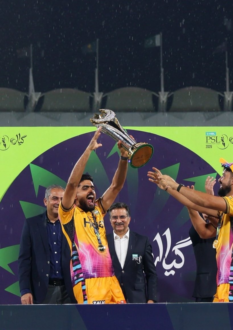 Umairahmad_56's tweet photo. Babar lifting the trophy.           Zalmi lifting the trophy 🏆 https://t.co/iEEyuvZc0q