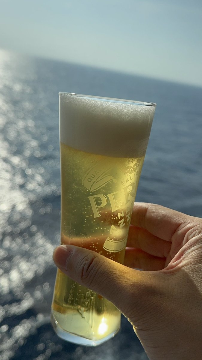 dachon55's tweet photo. クルーズ3日目でございます🛳️
現在硫黄島の隣を通っております。
いいお天気です。
お昼はバランスのいいビュッフェ。
非常に充実しております。
今日は明日に向けて合わせです。なのでビールは飲んでません(当たり前)
いやでもね、昼のビュッフェから夜まで、なんとビール(と泡とワイン)はフリーなんですよ、危険ですよ、ねぇ。
理性を持って頑張ります！
(写真は昨日夕方に誘惑に負けてしまった一枚です笑)
#飛鳥3 #グアムクルーズ