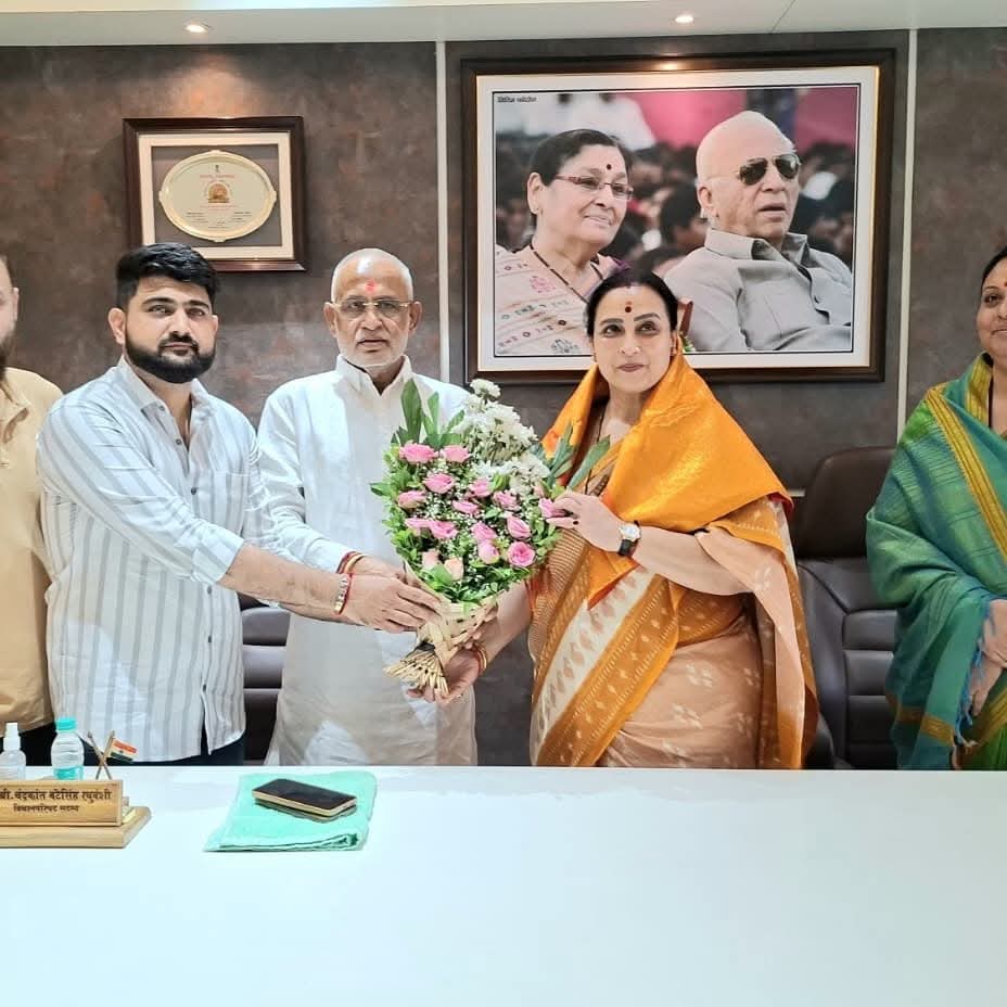 vivekwrite's tweet photo. भारतीय जनता पार्टी विरोधात मुस्लिमांच्या मतांच्या जोरावर राजकारण करणार्यांच्या भेटी घेत कसला असुरी आनंद मिळतो आपणास ? @ChitraKWagh https://t.co/53AYqsni76