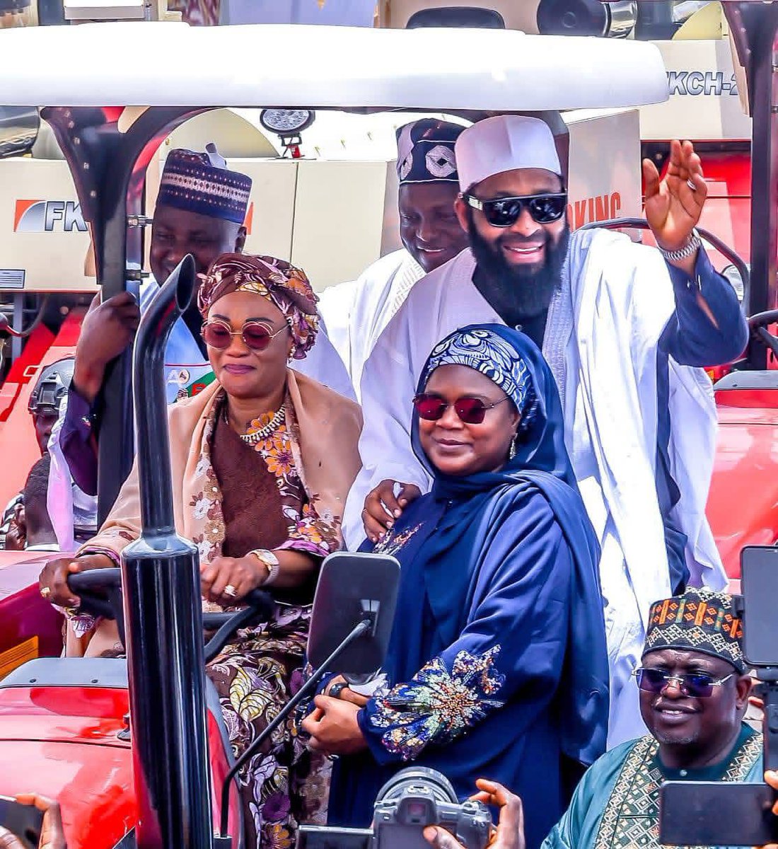 NSMoAOfficial's tweet photo. Her Excellency Oluremi Tinubu has officially flagged off the 2026 Farming Season in Niger State 🚜🌱

✔️ 250 tractors
✔️ 50 harvesters
✔️ 150,000 fertilizer bags
✔️ 1,500 farming implements

#FarmingSeason2026 #FoodSecurity #NigerState https://t.co/NrnGx1tQRP
