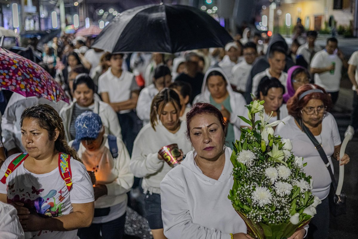 diario24horas's tweet image. 🚨 ​A cinco años de la caída de la Línea 12 del #MetroCDMX, en el tramo entre las estaciones Olivos y Tezonco, familiares y amigos de las víctimas de este lamentable hecho se reunieron en la estación Nopalera para realizar una marcha silenciosa hasta el punto del accidente, en