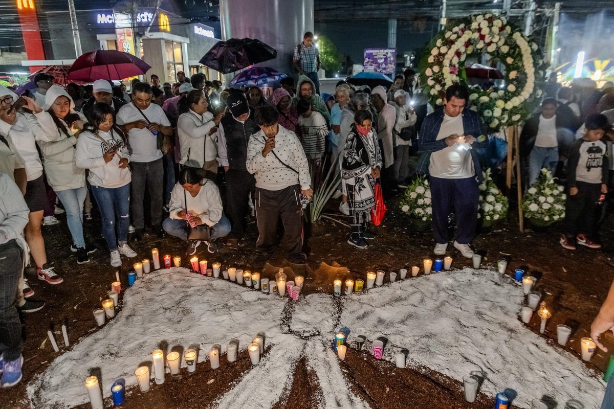 diario24horas's tweet image. 🚨 ​A cinco años de la caída de la Línea 12 del #MetroCDMX, en el tramo entre las estaciones Olivos y Tezonco, familiares y amigos de las víctimas de este lamentable hecho se reunieron en la estación Nopalera para realizar una marcha silenciosa hasta el punto del accidente, en