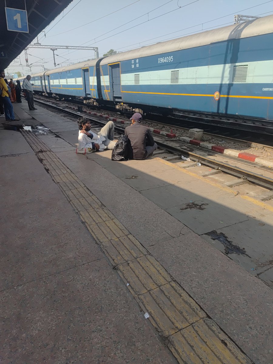 Indrakant780's tweet photo. Dear @RailMinIndia @IRCTCofficial

Yeh platform hai ya waiting area for accidents?

Passengers majbooran track ke bilkul paas baith rahe hain — safety zero, monitoring zero. Kya kisi incident ka wait ho raha hai tab action loge?

#IndianRailways #PassengerSafety #IRCTC #Fail https://t.co/w4llz2lofm