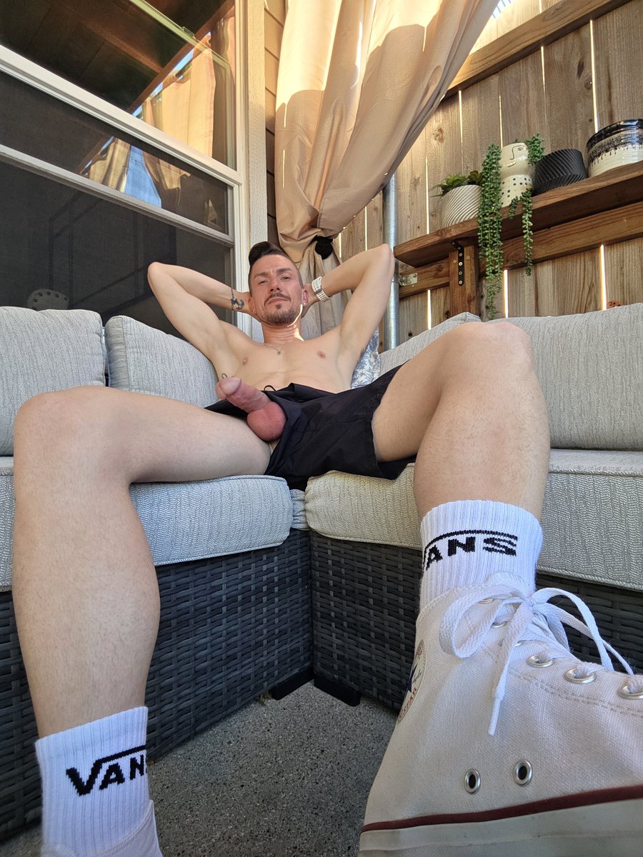 CJHit's tweet photo. Just hanging out... https://t.co/tjYy3W1IEo