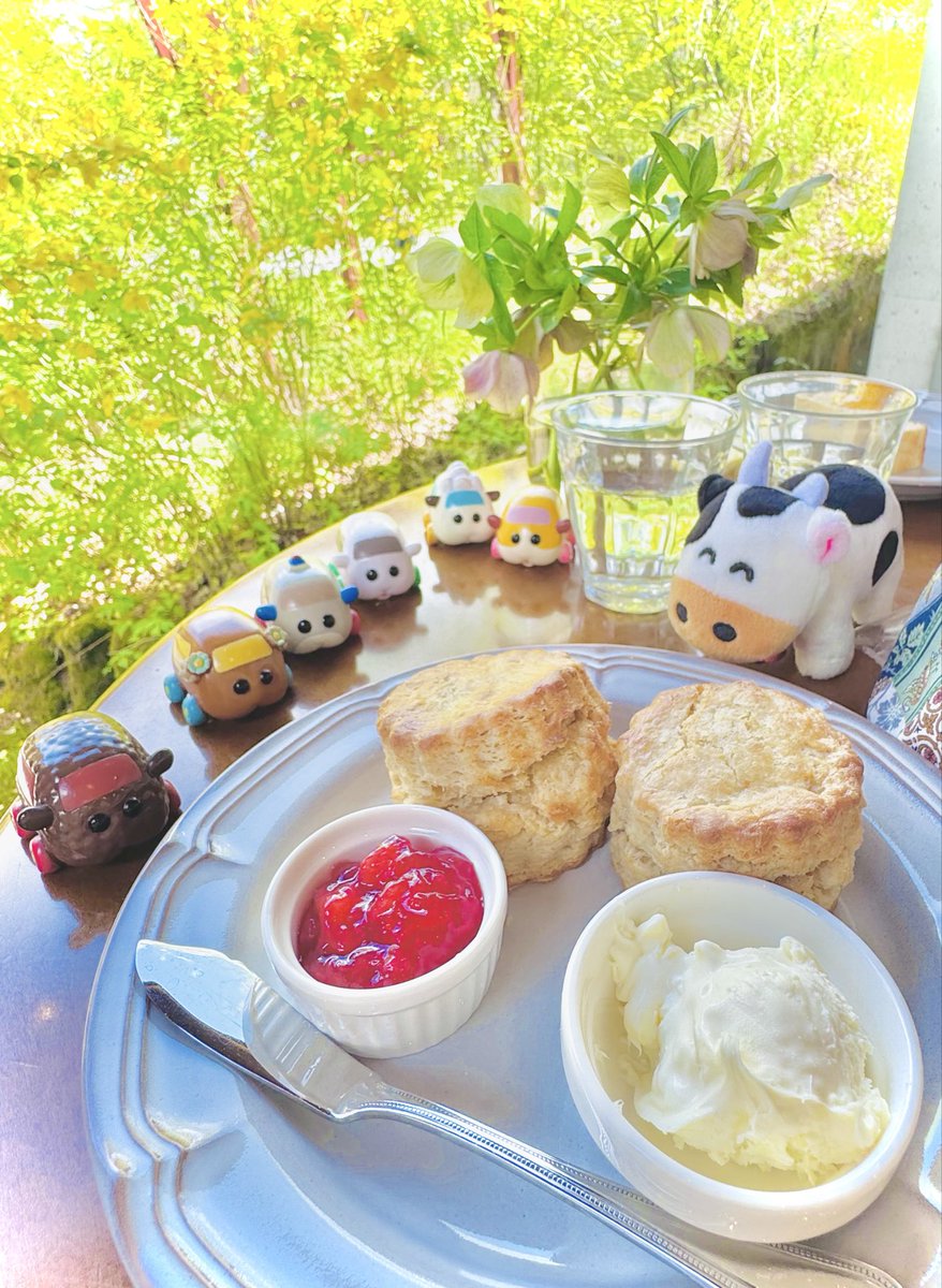 AxL2MkXD1mhoHhD's tweet photo. 3月にグランドオープンしたばかりのRUHE tea houseさんに来ました
サクサク系のスコーン美味しい〜😍
店員さん達のイギリスのメイドさん風・黒のロングワンピース姿も素敵💓
こんなカフェが家の近くにあったら通いたいですわ〜 https://t.co/3j7ZtONexq