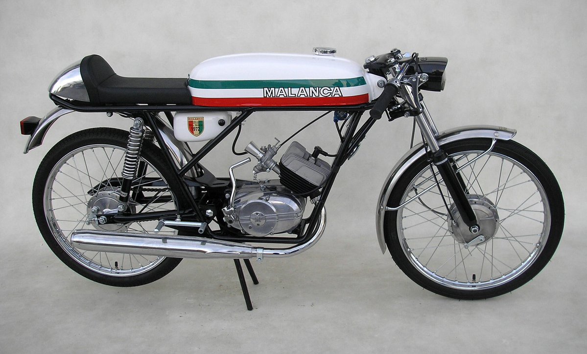 こちらは
まず共感が得られませんが
勝手にイタリアンバイクデザインの名作と思っている
マランカ・テスタロッサ

ライトからシートまでの
水平ラインはイタリアンバイクの象徴
完璧なセパハン角度
華奢な車体ながら
ダブルクレードルフレーム
凝縮感より隙間空間のパーツ対比
そしてイタリアンカラー
