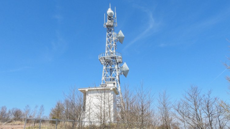 TK_techwatch's tweet photo. 群馬県 赤城山（地蔵岳）の山頂に設置されている無線施設。NHKと民放テレビ局のFPU基地局、群馬県関係、国土交通省（雨量レーダー付き）など。 https://t.co/9uekilNfl1