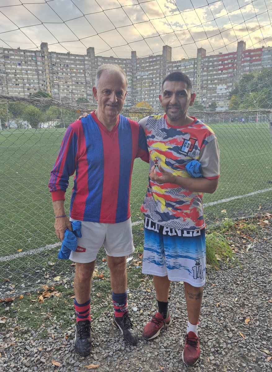 cuervojavier2's tweet photo. Hermoso encuentro con el estimado "Gallego" Sebastián Salas, integrante de los "Los Locos del Parque Avellaneda". Muchas gracias por recibir el "Javi" de nuestro amado Deportivo Español. Te agradezco, también, apoyar la Vuelta a Boedo con Estadio en Av. La Plata al 1700 C.A.B.A. https://t.co/MNi2wbJCGb
