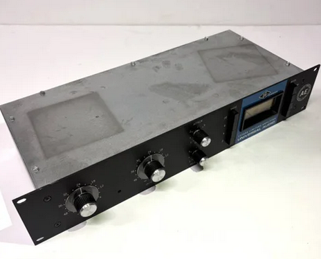 1484shibuya's tweet image. 【中古】UNIVERSAL AUDIO / 1176AE 【渋谷店】
Universal Audio復活10周年+1176の40周年を記念して作られた世界限定500台の生産となっており、発売当時日本に割り当てられたのは僅か80台と言われているレアモデルが入荷。

モデメーター周りのブルーラインが象徴的！
＃コンプ　＃USED