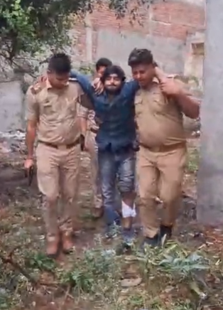 bstvlive's tweet image. मेरठ
➡युवक का हत्यारोपी पुलिस मुठभेड़ में घायल
➡असलहा बरामदगी के लिए ले गई थी पुलिस
➡पुलिस की जवाबी कार्रवाई में सुफियान घायल
➡सुफियान ने अमन की गोली मारकर की थी हत्या
➡मेरठ के लिसाड़ीगेट थाना क्षेत्र का मामला
#Meerut | @meerutpolice