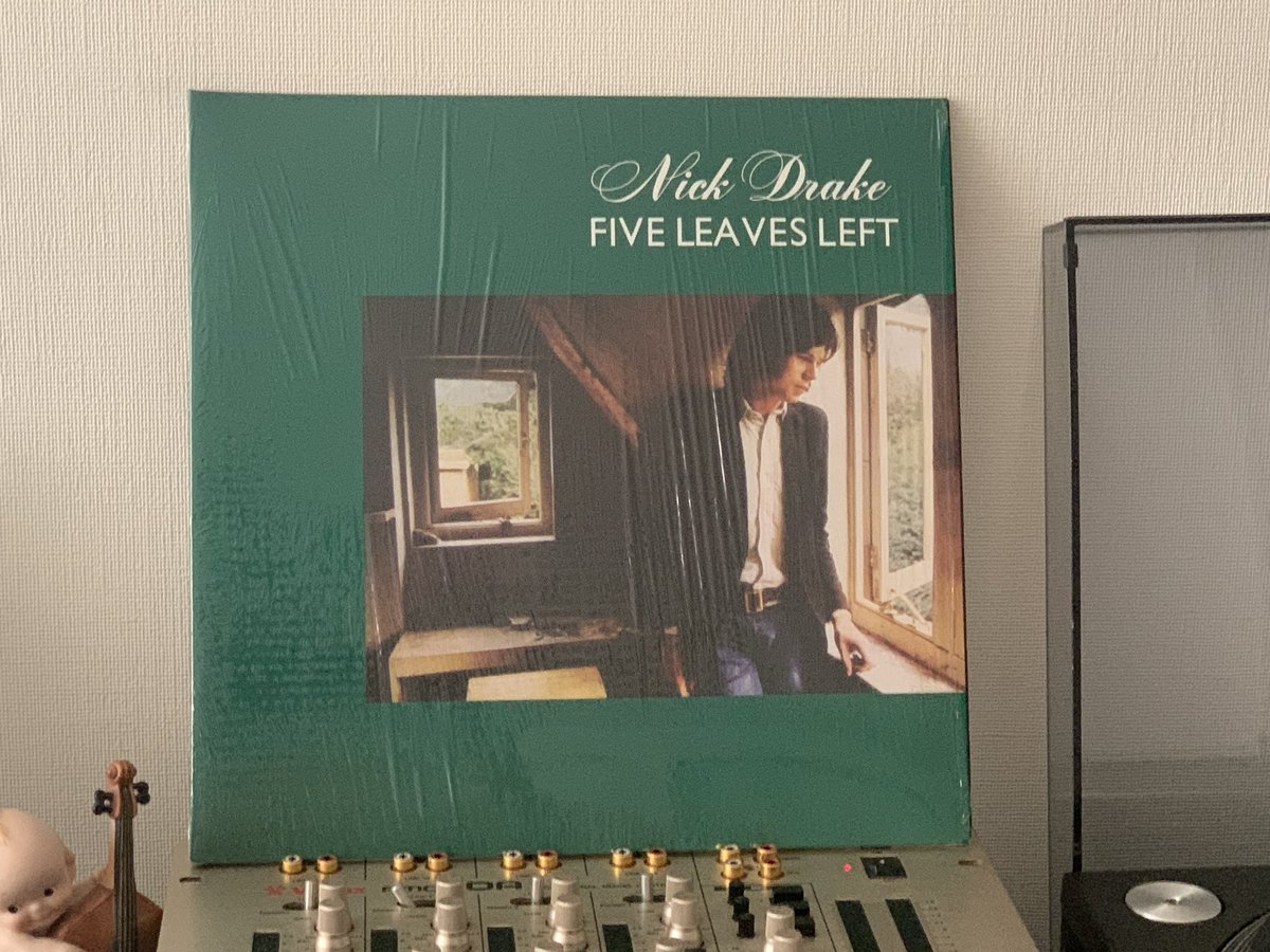 wadaful's tweet photo. Nick Drake / Five Leaves Left (1969)
最近あまり音楽聴けてないですが、みどりの日ということで緑ジャケのこちらを。声や曲調、ストリングスなど秋冬に聴く人が多いのかな。でも今の気候にもすごく合います。個人的には特にB面は丸ごと好きです。「'Cello Song」〜「The Thoughts Of Mary Jane」〜🎵 https://t.co/xwhcRd8EGu