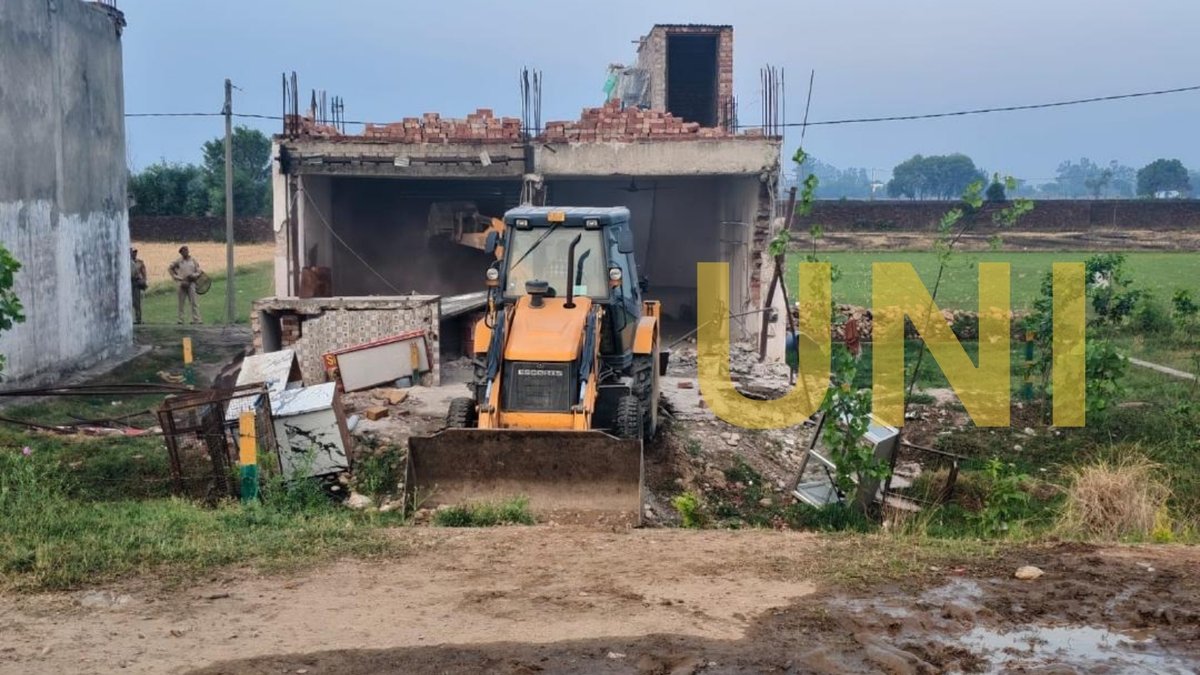 univartaindia1's tweet image. जम्मू-कश्मीर में जम्मू विकास प्राधिकरण ने जम्मू में रिंग रोड कॉरिडोर के किनारे 15 से अधिक अवैध निर्माणों को ध्वस्त कर किया। 

#JammuKashmir | #Jammu | #Demolition | #IllegalConstruction | #JDA | #RingRoad | #Encroachment | #Action | #UNI | #UNIVarta