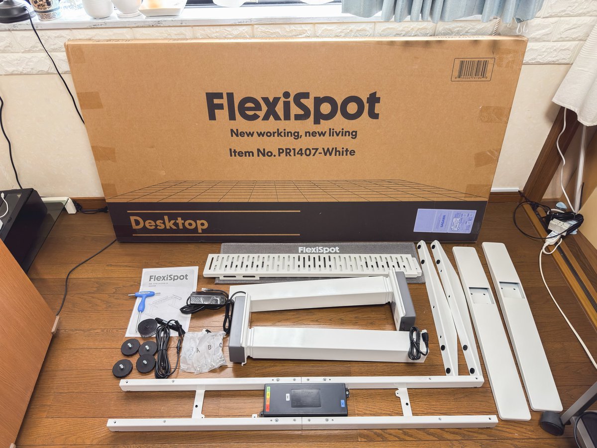 iTochAn_desk's tweet photo. せっかくのGWなのでお部屋の模様替えする😊
床も白色にする予定⚪️
FlexiSpotも天板とE7Hの白脚に買い替えたのでやることたくさんだけど頑張る！ https://t.co/03SBe4Th1g