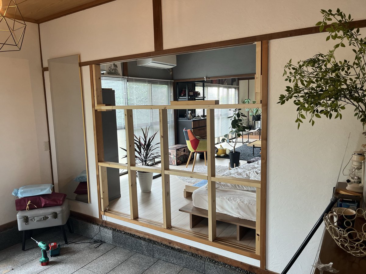 dotenbear's tweet image. 2024年末ぐらいから住み始めた、実家の母屋のDIYを去年のGWはやってたなー😊

全部屋クロス張り替えて、土壁は漆喰塗って、和室をフローリングに張り替えて😊
壁や窓を作ったり、建具リメイクしたり😆

完全に素人だけど、意外と楽しいですよ！！😆

でも、まだまだサクラダファミリアです🤣

#DIY
