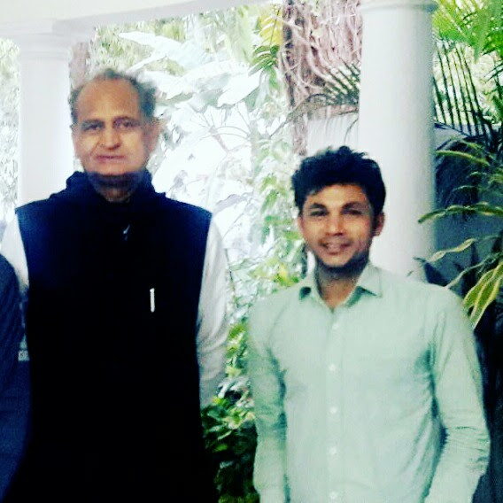 im_pushpendras's tweet photo. #HappyBirthdayAshokGehlot 🎂
“Wishing you a beautiful day with good health and happiness forever"
Happy birthday Ex-CM Sahab ! 🙏
@ashokgehlot51
अनन्त शुभकामनायें 😄🌾 https://t.co/YIdyRAGUxt