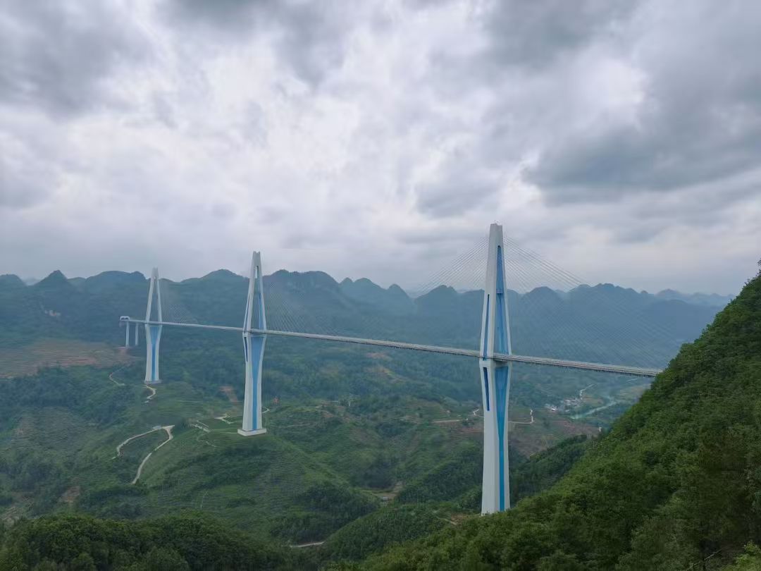MiaYangtravels's tweet image. "#Sky #Bridge" - Pingtang Bridge in Guizhou, China, one of the highest in the world. Driving on it feels like cruising above the clouds.
Opened in 2019, it stands 332 metres (1,089 ft) tall, about the height of a 110-storey building, and spans 2,100 m (7,000 ft). #infrastructure
