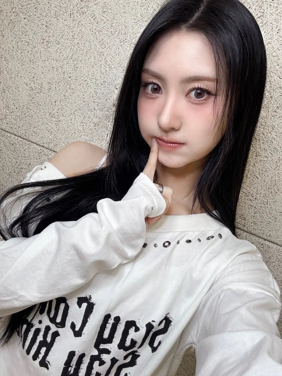 evonsloops's tweet photo. #EVON interview for CanCam ✨

Q. Please introduce yourself and tell us your charm point!
Evon: “I’m Evon, UNCHILD’s main vocalist and the member in charge of the cool beauty image!”

Q. If you had to name one of UNCHILD’s charms, what would it be?
Evon: “I think our charm is how we keep moving forward on our own path, in our own way.”

Q. What’s your routine for maintaining your cuteness?
Evon: “If you naturally act full of aegyo in everyday life, people will tell you you’re cute♡”

Q. Where would you like to go, and what would you like to eat when you come to Japan?
Evon: “I’d like to take a walk around the city at night. And I definitely want to eat ramen!”

#EVON #이본 #UNCHILD #언차일드