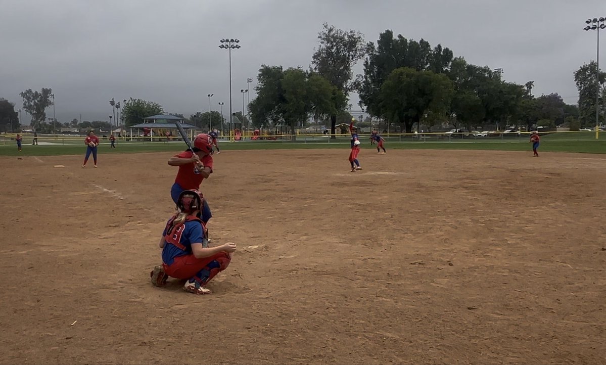 BriaFoster2027's tweet image. Day 304 of 365- Worked on getting better on the mound today live against my teammates. #notdoneyet  @ExtraInningSB  @Sports_Recruits  @D1Softball  @SoftbalAmerica  @PrepSoftball  @MidwestPremierS @SoftballDown @BatGrab