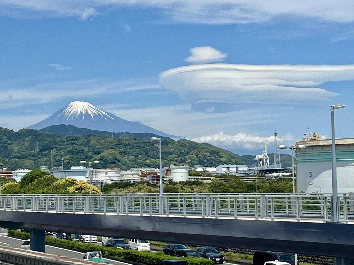 清水駅から清水マリナートに渡る通路からの富士山🗻

雲☁️が何かいい感じ〜😊