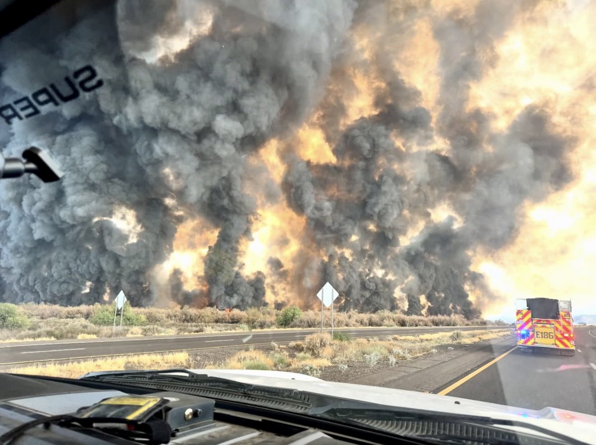 SebasCarrillo's tweet photo. Incendio en Buckeye alcanza 980 acres, 0% de  contención. 

Bomberos continuarán trabajando durante la noche. La causa del incendio sigue bajo investigación.

No hay evacuaciones por ahora. Algunas vías como Hazen Road continúan cerradas.
@nmasunivAZ 
📷: GoodyearFireDepartment https://t.co/3Q30utGiav