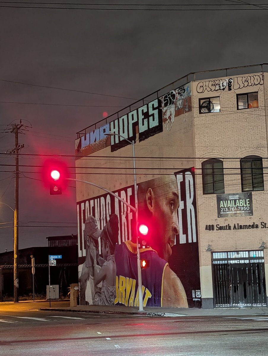 Lakers_310's tweet image. The Kobe mural on 4th in the Arts District is golden.

#LakeShow