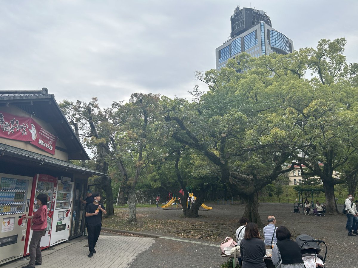 engeki_shimizu's tweet photo. しずおかフリンジ•フェスティバル
２日目の今日5/4は14時半から！
駿府城公園の中の児童公園で！
出演者も昨日と総変わり！
次々とステージに上がるパフォーマーたちを色々に味わってください
他の色々なものを見ながら訪ねながら通りがかってお立ち寄りください！
#ストレンジシード
#しずおかフリンジフェスティバル