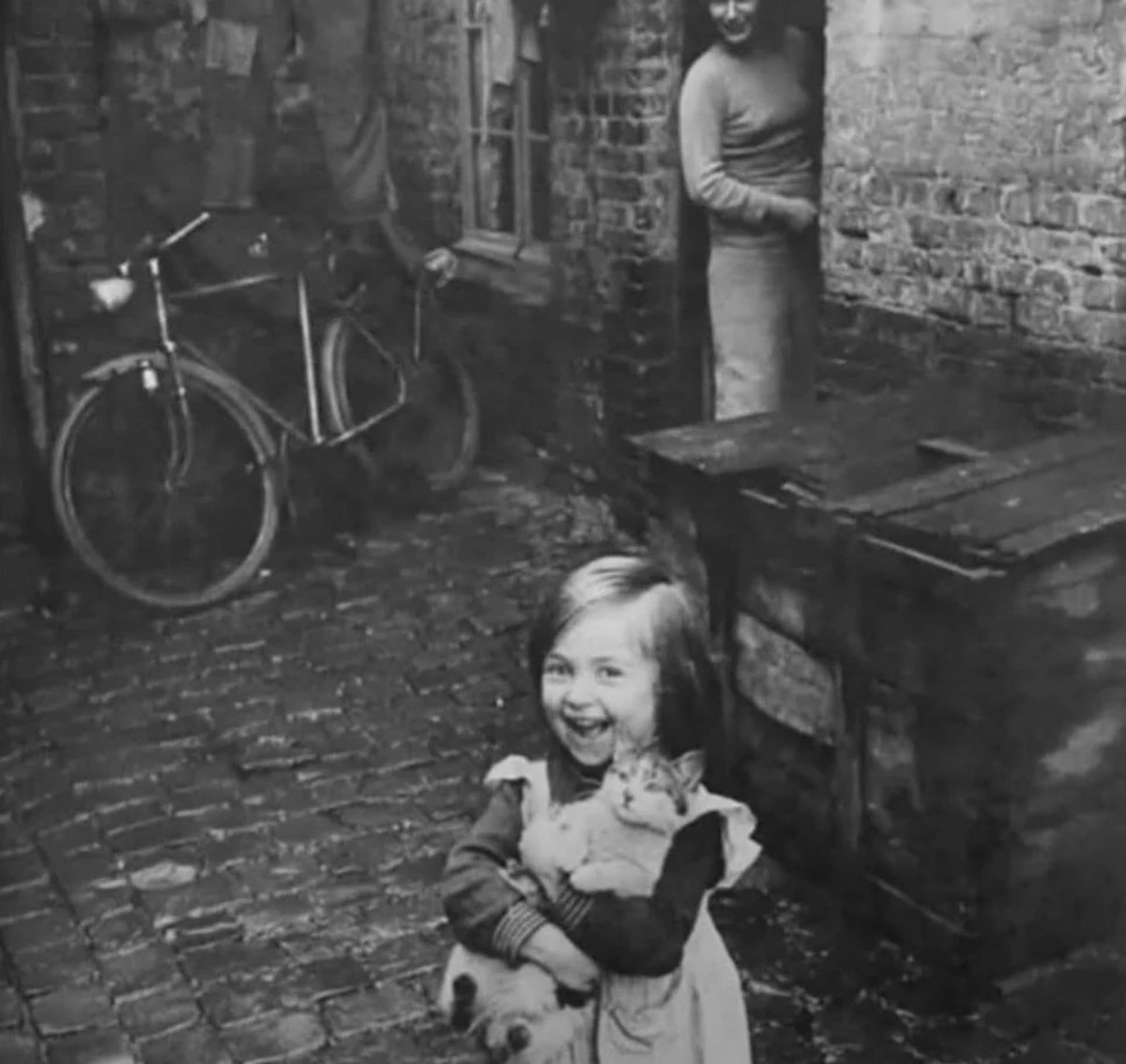 catshealdeprsn's tweet photo. Young french girl showing off her cat, 1959. https://t.co/pzwKQ8Q9Hb